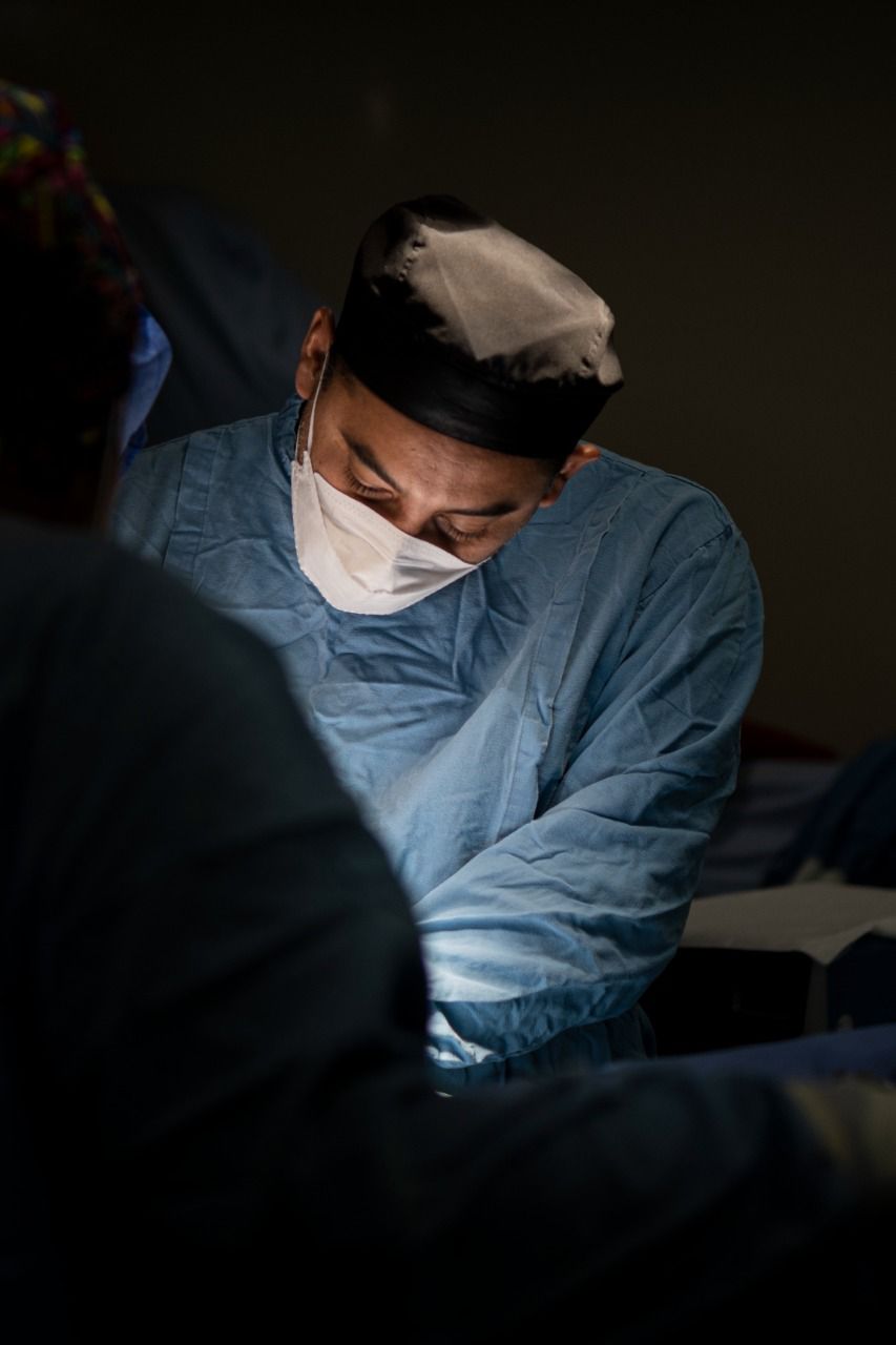 Dr. Cristian Minero en quirófano, procedimientos oncológicos